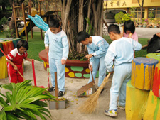 國小孩童晨間練習灑掃的地方
